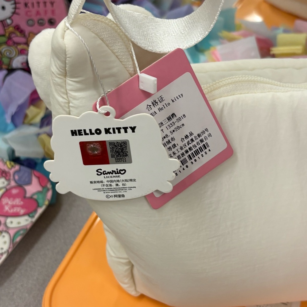 Hello Kitty Cream Puffer Quilt Bag with Red Bow Charm Pin - Picture 16 of 16